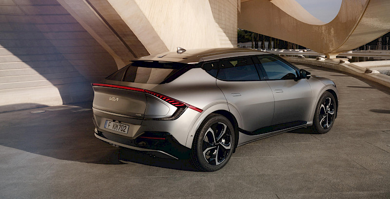 KIA EV6 áll egy modrn épület előtt