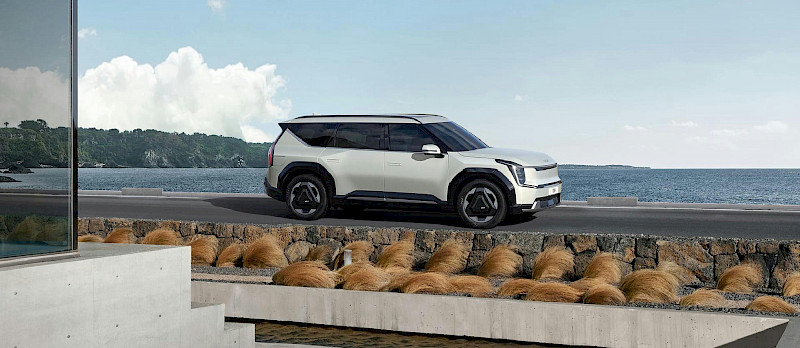 KIA EV9 áll egy modern épület előtt a tengerparton