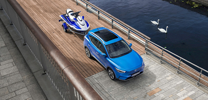 MG ZS jet ski vontatása közben