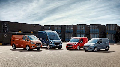 Ford haszongépjárművek állnak a konténerek előtt