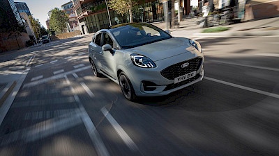 Ford Puma modell halad a városban