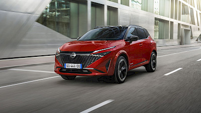 Új Nissan Qashqai halad az úton