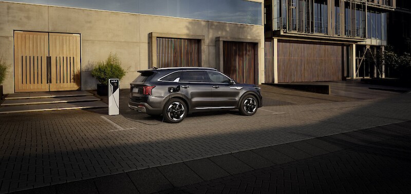 Plug-in hibrid Kia Sorento modell töltődik