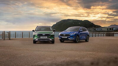 Ford Kuga modellek állnak a lebetonozott mólón