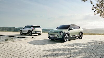 Kia EV3 modellek állnak a napsütésben