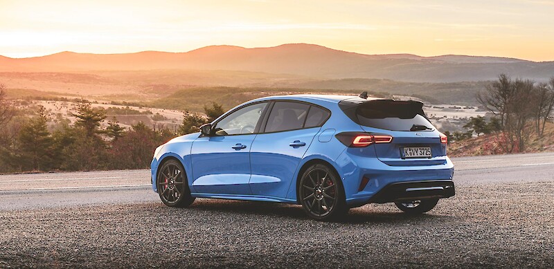 Ford Focus ST áll a hegyvidéki út mellett
