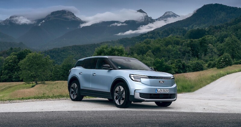 Ford Explorer áll a hegyi úton