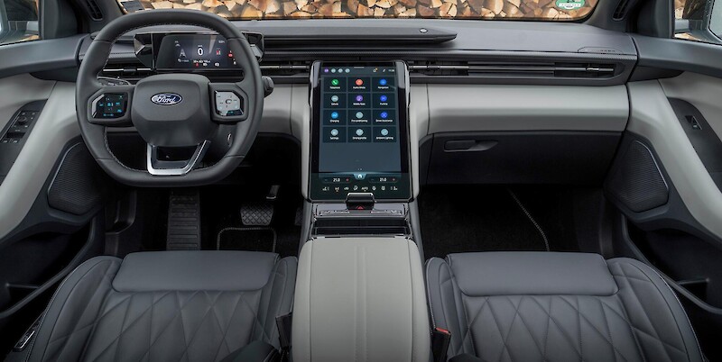 Ford Explorer belső tér, kormány, kijelző, középkonzol