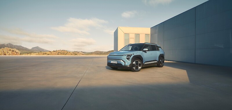 Kia EV3 áll a napsütéses aszfalton