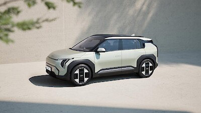Kia EV3 áll a betonfal előtt