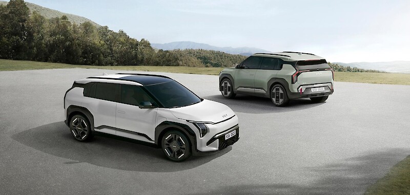 Kia EV3 modellek állnak az erdő széli parkolóban