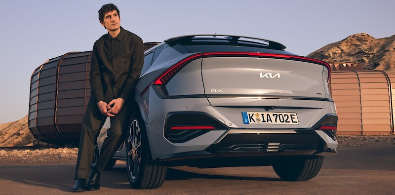 Férfi áll a Kia EV6 mellett