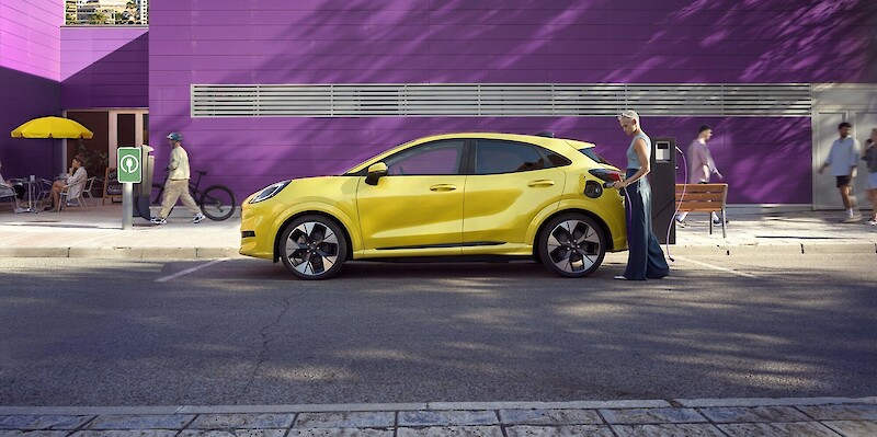 Nő töltőre helyezi a Ford Puma Gen-E modellt