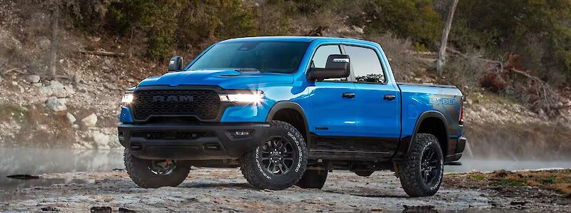 RAM 1500 áll a folyó mentén