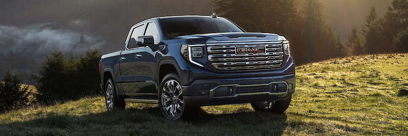 GMC Sierra áll a fennsíkon