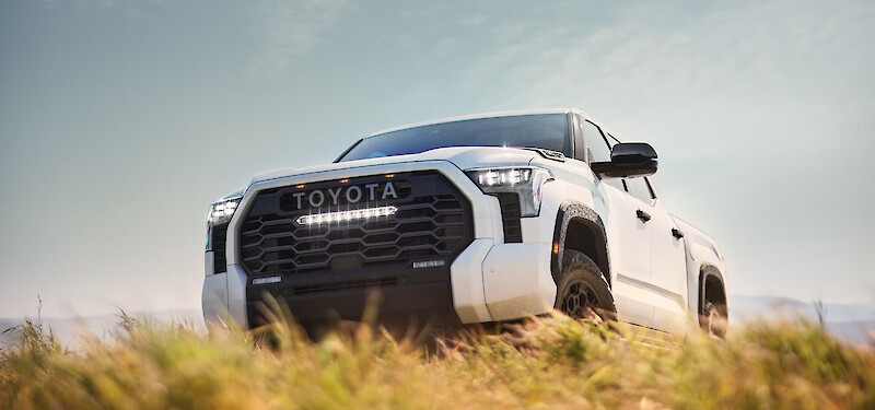 Toyota Tundra halad keresztül a füves réten