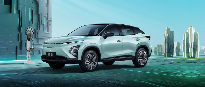 Omoda 5 EV modell töltőre helyezve