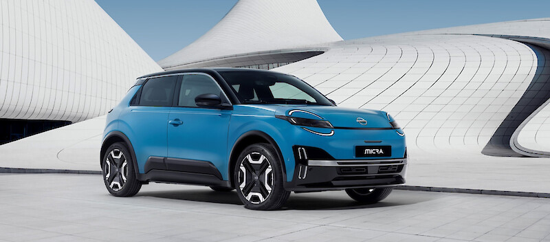 Nissan Micra parkol a modern épületek előtt