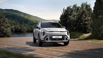 Kia Stonic áll a tóparti mólón
