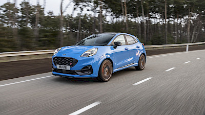 Ford Puma halad az úton